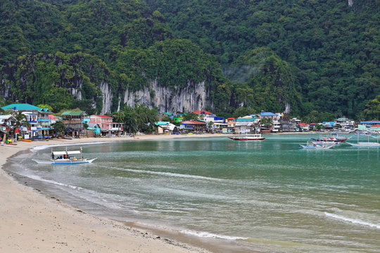 Fishing and tour boats stranded-moored at El Nido beach port-Palawan-Philippines-0812
