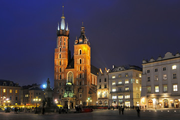 Fototapeta na wymiar Gothic basilica of Virgin Mary (Kosciol Mariacki) on the main market square (Rynek Glowny) at night, Cracow, Poland.