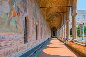 Foto auf Acrylglas Neapel Alte Gemälde schmücken die Kreuzgangwände des Klosters Santa Chiara in Neapel, Italien.