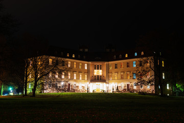 Fototapeta na wymiar Schloss Lübbenau bei Dunkelheit 