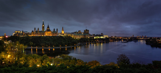 Naklejka premium Panoramic view of Downtown Ottawa and the Parliament of Canada. Taken from Nepean Point, Ontario, Canada.