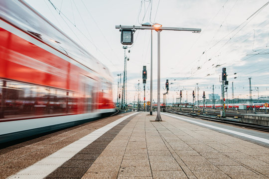 Zug f&auml;hrt vom Bahnsteig ab 