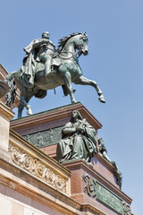 Obraz premium Statue of King Wilhelm and Old National Gallery. Berlin, Germany