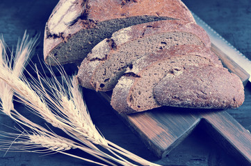 rye bread, cut into pieces and ears