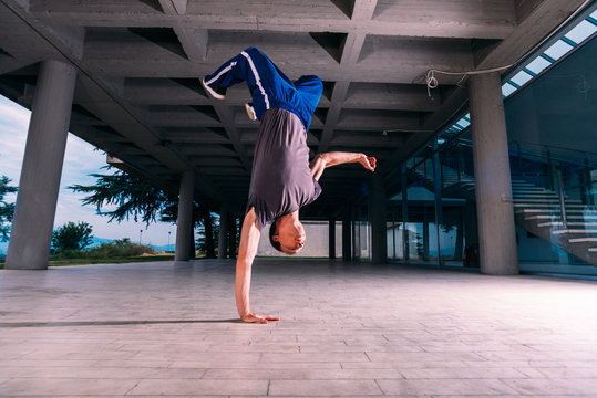 Acrobatic guy exercise handstand