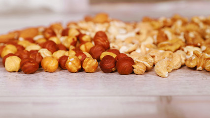 орешки на столе