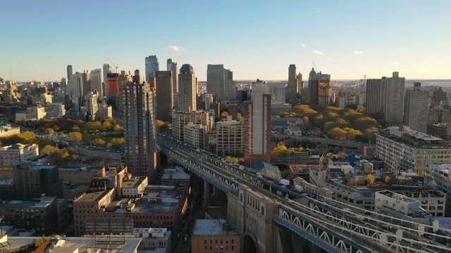 Famed Brooklyn Bridge Brings Commuters of all Types into Downtown