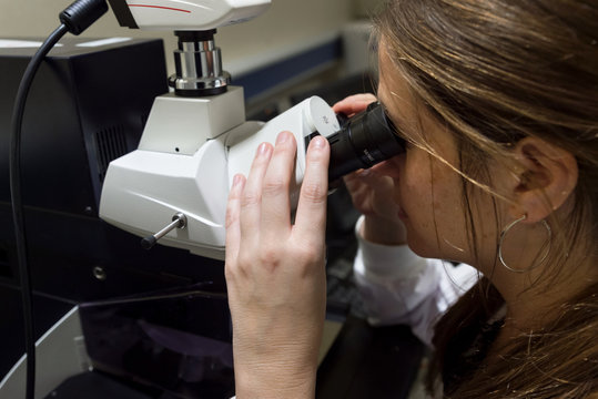 Female scientist working with a micorscope