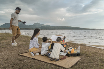 Families teach children to paint, family holidays with nature,