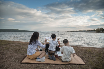 Families teach children to paint, family holidays with nature,