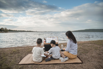 Families teach children to paint, family holidays with nature,