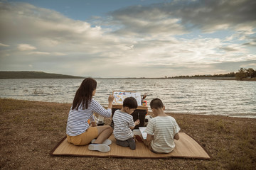 Families teach children to paint, family holidays with nature,