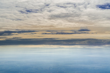 Obraz premium Sunset light illuminating layers of white fluffy clouds