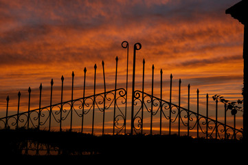 puerta de hierro al atardecer