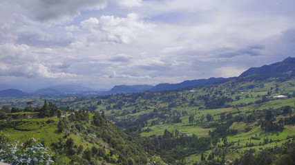 Fototapeta na wymiar horizonte verde paisaje montañoso 