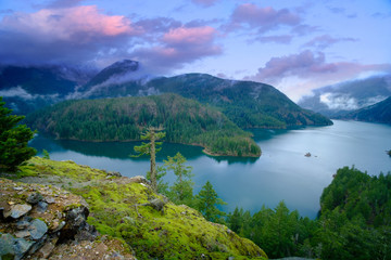 Obraz premium Mountain landscape, lake and mountain Seattle, Washington state, USA.