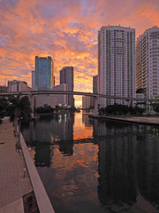Obraz premium Miami, Florida 11-24-2018 The City of Miami and the Miami River from the South Miami Avenue bridge at sunrise.