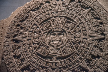 retablos de piedra mexicanos, calendario azteca y figuras de deidades de culturas prehispánicas - obrazy, fototapety, plakaty