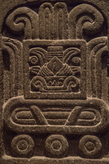 muro de piedra con representaciones de dioses y cultura de mexico