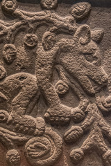 muro de piedra con representaciones de dioses y cultura de mexico