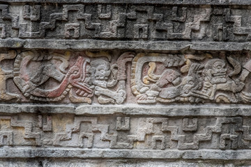muro de piedra con gráficos de la cultura azteca