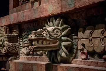 Serpiente emplumada Quetzalcoatl, cultura ancestral azteca méxico, muro de piedra tallado en las...