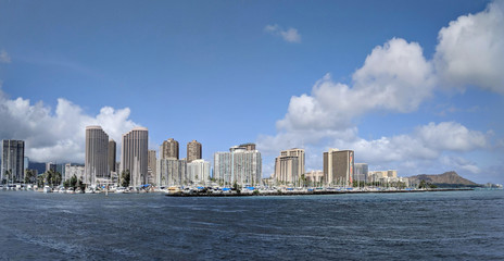 Obraz premium Skyline of Waikiki and Diamond Head during day with yachts and boats in Ala Moana harbor