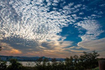 깃털같은 하늘과 석양노을빛