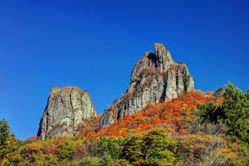 高岩と紅葉