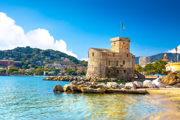 Schöne Aussicht auf die Küste und das malerische Küstendorf Rapallo. Kleiner Hafen und Häuser.