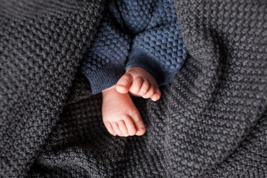 Fototapeta Sleepy cute baby feet in between a blanket