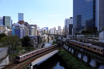 Obraz premium 神田川と電車の都市風景