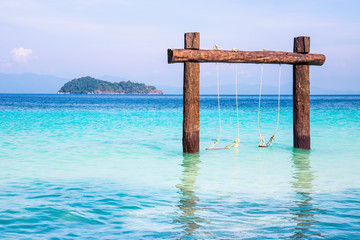 Obraz premium Beautiful beach and tropical sea with clear sky