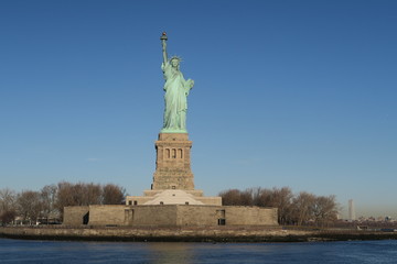 Fototapeta premium New York Freiheitsstatue mit strahlend blauem Himmel