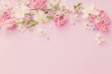 Obraz na płótnie Canvas beautiful spring flowers on paper background