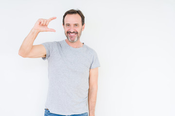 Obraz premium Handsome senior man over isolated background smiling and confident gesturing with hand doing size sign with fingers while looking and the camera. Measure concept.