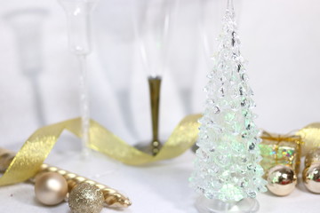 シャンパングラスとクリスマスツリーと金色のキラキラな装飾の背景テクスチャ(白背景)