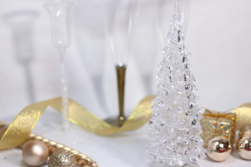 Fototapeta na wymiar シャンパングラスとクリスマスツリーと金色のキラキラな装飾の背景テクスチャ(白背景) 
