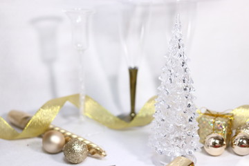 シャンパングラスとクリスマスツリーと金色のキラキラな装飾の背景テクスチャ(白背景)	
