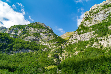 Fototapeta na wymiar Vista dal sentiero 151 da Foce al lago di Pilato