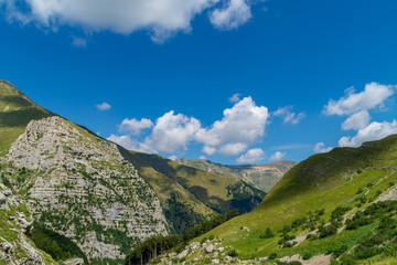 Vista dal sentiero 151 da Foce al lago di Pilato