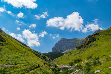 Escursionisti lungo il sentiero 151 valle del lago monti sibillini