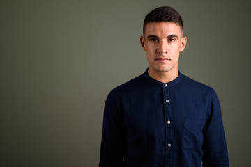 Obraz premium Portrait of young handsome businessman against colored background