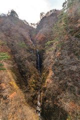 秋の不動大橋から見た不動大滝