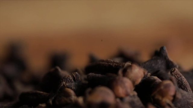 Cloves fall onto other cloves, whole scene rotates, Extreme Closeup