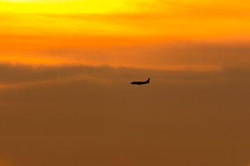 Fototapeta na wymiar silhouette of a plane at sunset