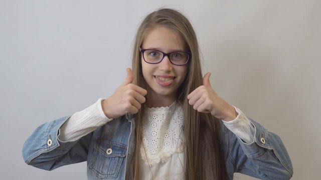 Girl show thumb-up
