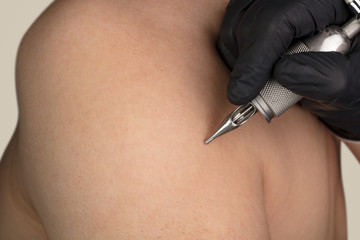 Hand preparing to make a new tattoo
