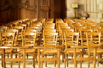 Stühle in der Kirche