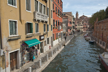 Fototapeta na wymiar Uferweg in Venedig am Rio De La Cazziola E De Cá Rizzi